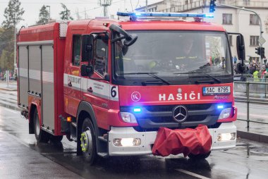 İtfaiye işçileri askeri geçit yangın kamyon sürme