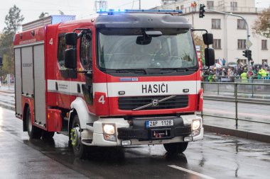 İtfaiye işçileri askeri geçit yangın kamyon sürme