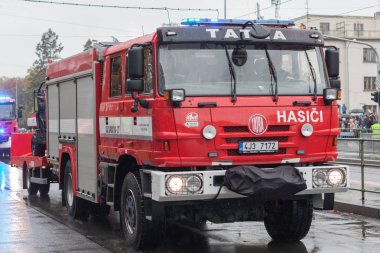 İtfaiye işçileri askeri geçit yangın kamyon sürme