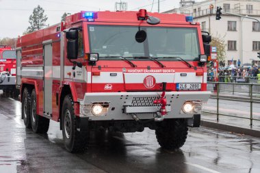 İtfaiye işçileri askeri geçit yangın kamyon sürme
