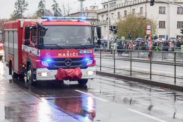 Munkások tűzoltó tüzet teherautó lovaglás a katonai parádét — Stock Fotó