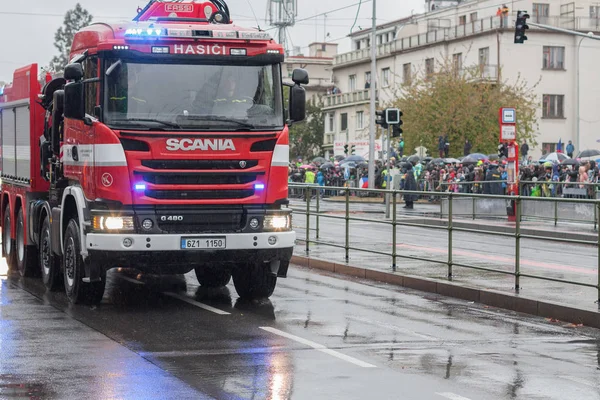Munkások tűzoltó tüzet teherautó lovaglás a katonai parádét — Stock Fotó