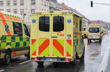 Paramedikler askeri geçit töreninde ambulansa biniyor.