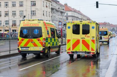 Paramedikler askeri geçit töreninde ambulansa biniyor.
