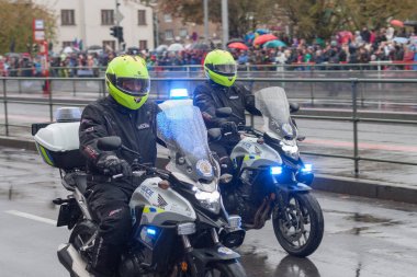 Polis işçi askeri geçit motosiklet sürme