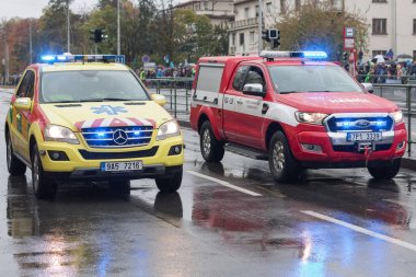 Paramedikler ve itfaiye işçileri askeri para üzerinde araba sürme