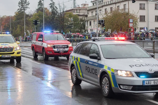 Polis çalışanları ve İtfaiye işçileri askeri araba sürme 