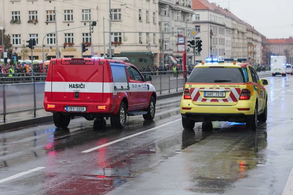 Mentők és a tűzoltóság dolgozók lovas autó katonai para — Stock Fotó