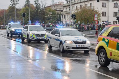 Arabalara binen gümrük memurları ve sağlık görevlileri ambulansa biniyor