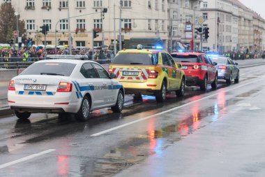Gümrük memurları ve polis memurları ve paramedikler ve yangın haydut