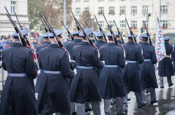 Żołnierze straży zamku są marszu na paradę wojskową — Zdjęcie stockowe