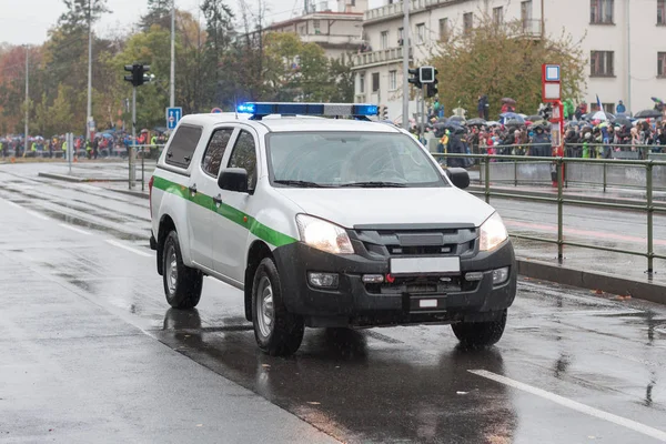 ピックアップトラック、プラグで軍事パレードに軍警察の車 — ストック写真