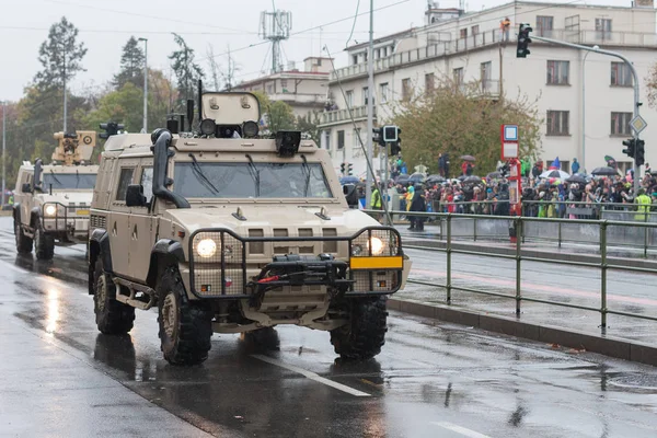 チェコ軍の兵士は、mに軽い多役割車両に乗っています — ストック写真