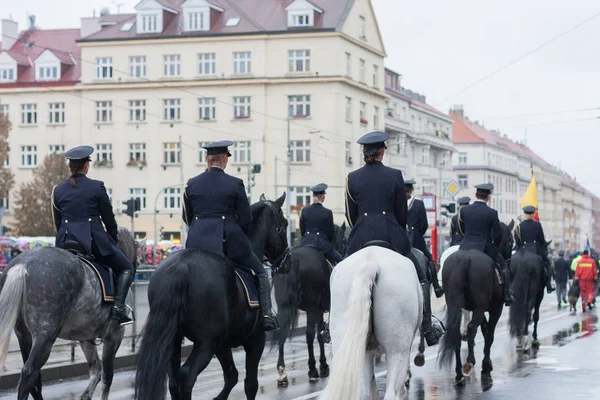 軍事パレードにチェコ共和国の警察を搭載 ストック写真