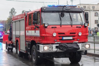 İtfaiye işçileri askeri geçit yangın kamyon sürme