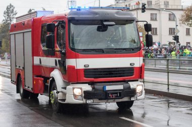 İtfaiye işçileri askeri geçit yangın kamyon sürme