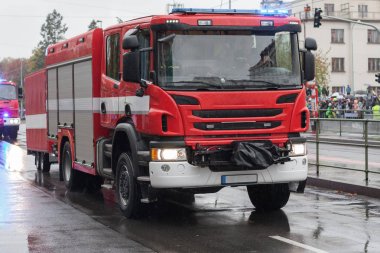 İtfaiye işçileri askeri geçit yangın kamyon sürme