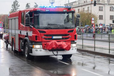 İtfaiye işçileri askeri geçit yangın kamyon sürme