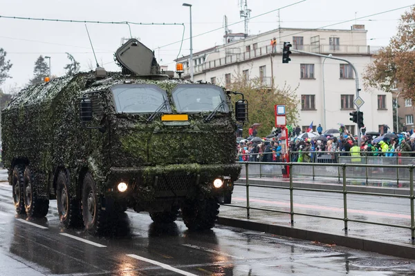 Солдаты чешской армии едут на передвижной мастерской по военному делу — стоковое фото