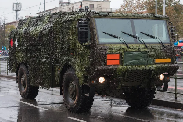 Солдаты чешской армии едут на танковом грузовике на военный парад — стоковое фото