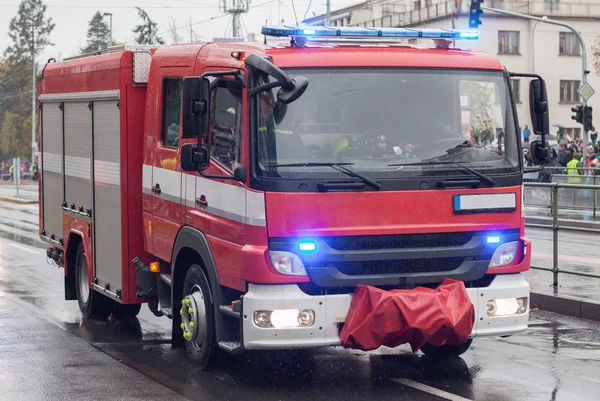 Trabajadores de bomberos están montando camión de bomberos en desfile militar —  Fotos de Stock