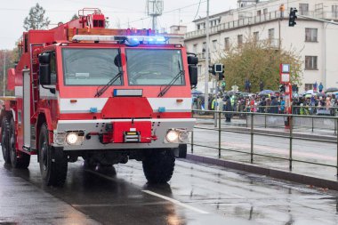 İtfaiye işçileri yangın kamyon vinç askeri eşit biniyor