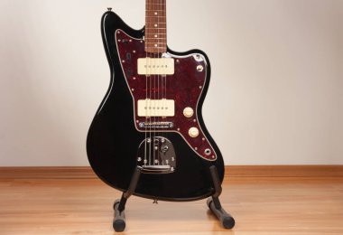 Siyah elektro gitarın bir parçası, stüdyo çekimi. Kırmızı kaplumbağa kabuğu 