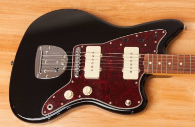 Siyah elektro gitar, stüdyo çekimi. Kırmızı kaplumbağa kabuk pickguar