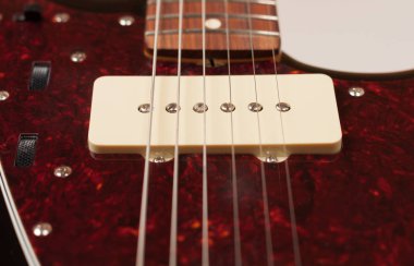 Siyah elektrik gitar, stüdyo çekimi tek bobin yakın. 