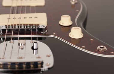 Siyah elektrik gitar, stüdyo shoo kontrol sesi yakın