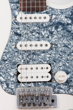 Beyaz elektro gitarın bir parçası, stüdyo çekimi. 2 x Tek Bobin