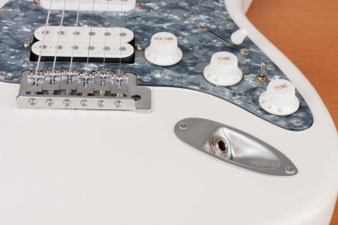 Beyaz elektrik gitar, stüdyo çekimi çıkış konektörü kapatın