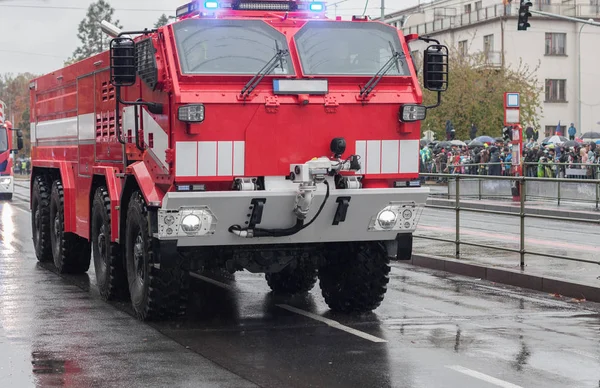 Пожарные едут на пожарной машине на военном параде — стоковое фото