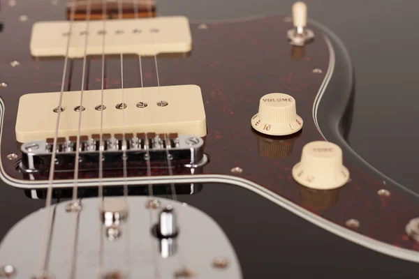 Parte de la guitarra eléctrica negra, sesión de estudio. Concha de tortuga roja —  Fotos de Stock