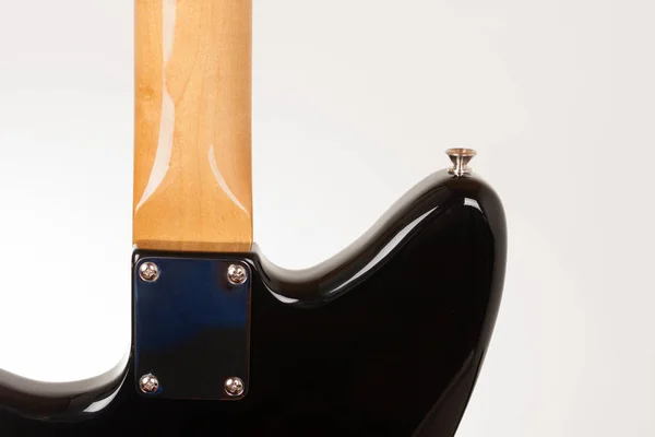 Uzavření dlahy na černé elektrické kytaru se šroubem na NEC — Stock fotografie