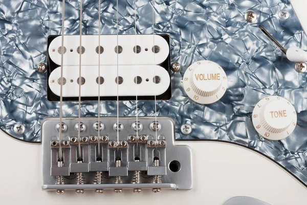 Primer plano de puente y humbucker y controles en el blanco blanco El —  Fotos de Stock