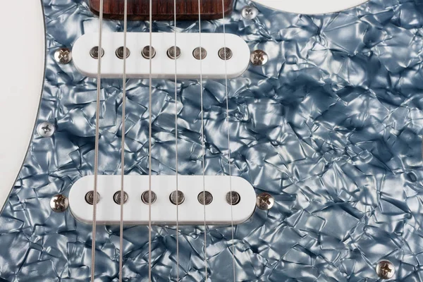 Zamknij dwa pojedyncze cewki na białej gitarze elektrycznej, Studio SHO — Zdjęcie stockowe