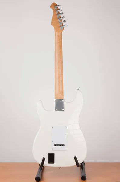 Zbliżenie płyty szyi na białej gitarze elektrycznej ze sworznią na NEC — Zdjęcie stockowe