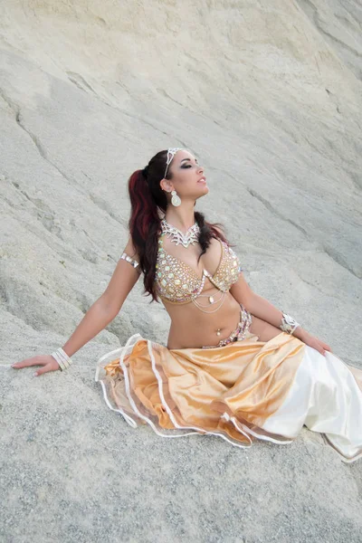 Genç güzel kadın dansöz şeftali kostüm poz — Stok fotoğraf
