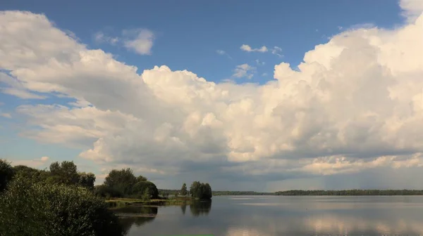 Obrovské Bílé Krásné Mraky Ovel Valdau Jezero Rusko — Stock fotografie