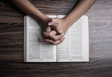 Kutsal Kitap ile Dua Eller