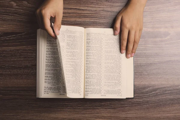 Руки с открытой Библией — стоковое фото