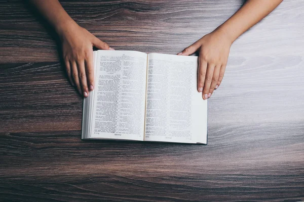 Руки с открытой Библией — стоковое фото