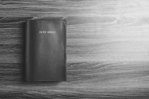 Santa Biblia en el escritorio — Foto de Stock