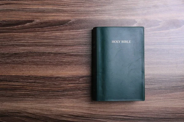 Αγία Γραφή στο γραφείο — Φωτογραφία Αρχείου