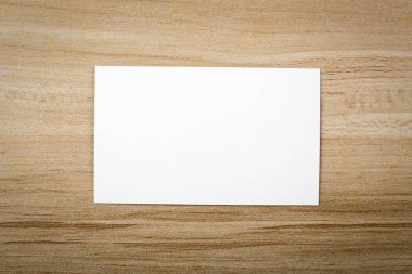 Ahşap Masa üzerinde boş kart