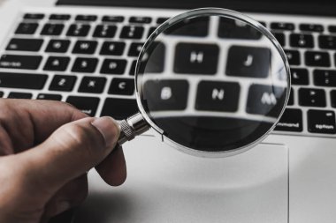 Dizüstü Bilgisayar Arka Plan ile Büyüteç