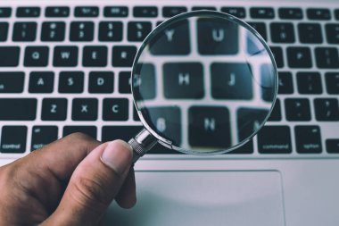 Dizüstü Bilgisayar Arka Plan ile Büyüteç