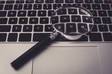 Dizüstü Bilgisayar Arka Plan ile Büyüteç