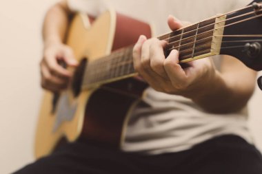 Pratik gitar çalmak